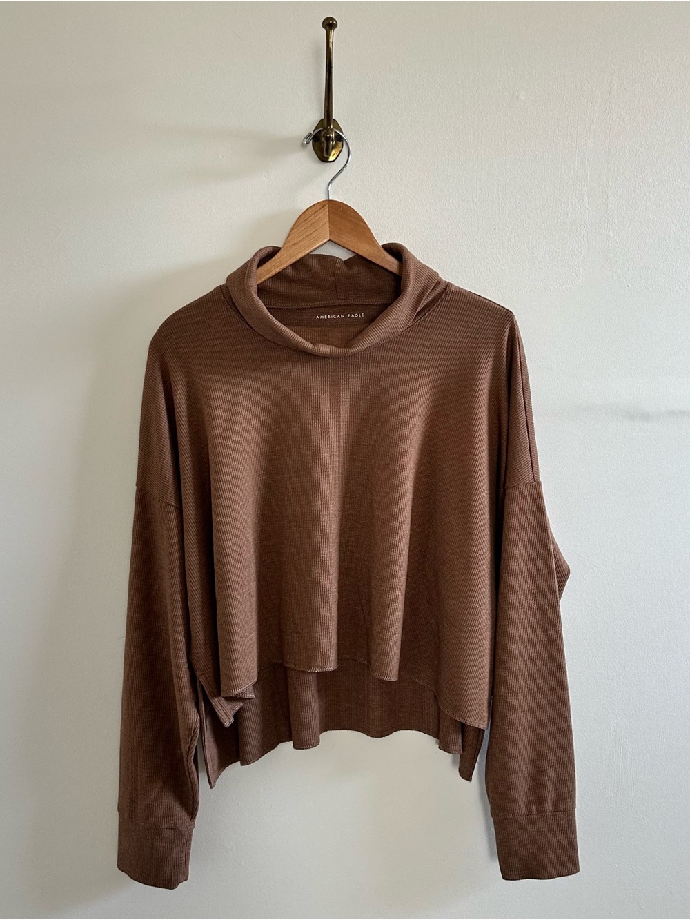 Baggy light weight casual turtle neck with a boxy fit- L